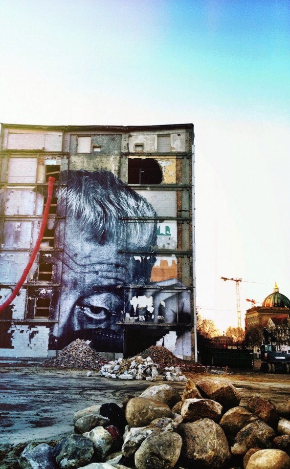 Just before the end of the year, I was leaving work and walking toward Alexanderplatz when I saw a huge face on the wall of a building in ruins. When I realized I was looking at another work by JR in Berlin, I felt compelled to photograph what I saw and put on my flickr.
