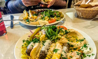 With tellers (or in English: main dish) starting of just 4,50€, this Arabic place in Sonneallee is a must. Falafel, Makali, Kibbeh, hummus and more are waiting for you with free wifi and great staff.