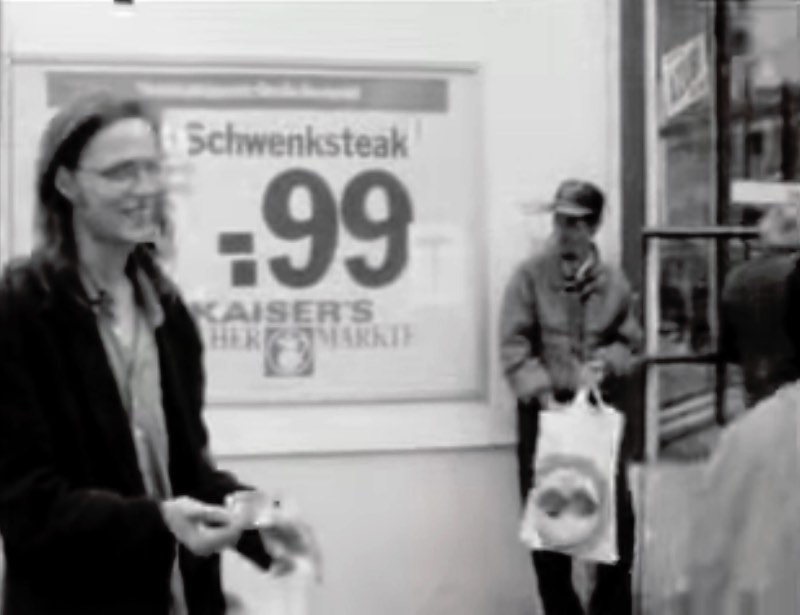 If you are looking to travel back in time to Prenzlauer Berg in 1993, this short movie from Hannes Stöhr might be one of the best ways to go there. A short trip back into a neighborhood that was still, somewhat, divided between East and West Berlin.