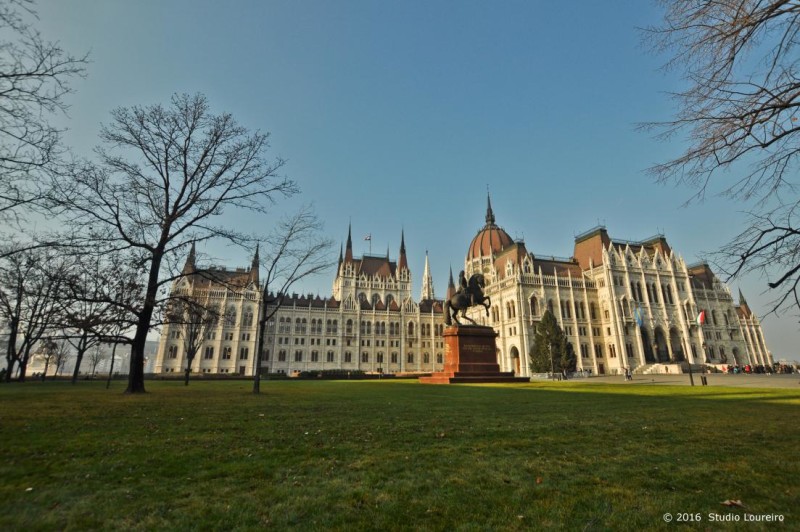 Located on the Pest side, at the Kossuth Square, and on the edge of Danube river, the Parliament is huge, and impress EVERYONE. Built in 1884 with different architectural styles (mostly neo gothic outside), it was inspired on the British Parliament. Has 691 offices (but it’s said that only 10% of its area is used), 268 metros and it’s the third biggest Parliament in the world. Along the external walls, you can see the remembrance of monarchs and military Hungarian commanders shown in 90 statues. Inside, elements of Baroque and Renaissance along with 40 kilograms of gold used on its ornaments.