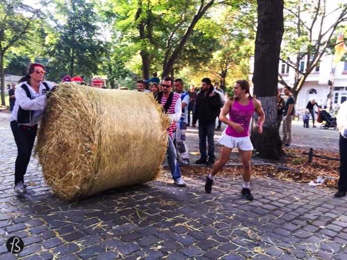 When we took our cameras to see the 8th Popraci in a warm September day in 2015, we were not expecting to see that many people there. It was more than Berlin’s toughest race, this was a street party filled with live music, street food and a lot of fun. Our favorite part was seeing the straw bale rolling teams running around, dressed up in costumes and going crazy at every turn that they did.