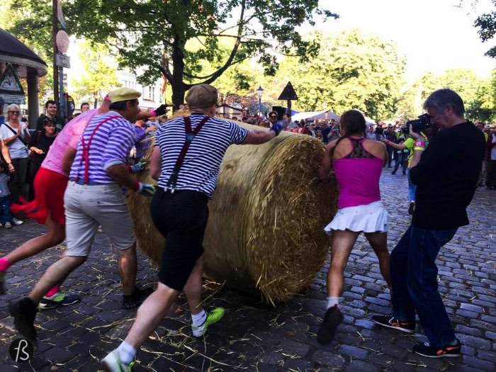 When we took our cameras to see the 8th Popraci in a warm September day in 2015, we were not expecting to see that many people there. It was more than Berlin’s toughest race, this was a street party filled with live music, street food and a lot of fun. Our favorite part was seeing the straw bale rolling teams running around, dressed up in costumes and going crazy at every turn that they did.