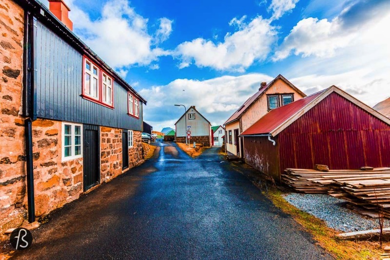 The village is small but it has been there for a long time. It was first mentioned all the way back in 1584 and it seems to have existed long before it. Gjogv is easy to find on the map and it’s located a little more than 60 kilometers from the faroese capital, Tórshavn. We drove it there without any problem and we had to stop the car a few times to take pictures of how gorgeous everything was around us. 