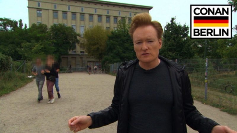 There are a lot of late night hosts on American TV but our favorite has been Conan O’Brien for quite a long time. With this in mind, you can imagine how excited we were when we realized that there would be a Conan in Berlin tour. Too bad we never manage to be in the right place at the right time but we can be happy to watch now everything that Conan did in Berlin back in September 2016.