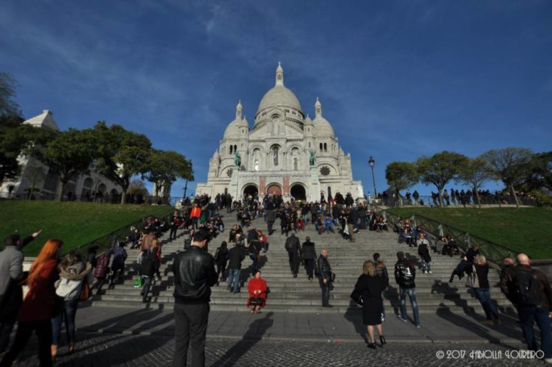 Located at the heart of one of the most romantics and multicultural neighborhood in Paris, Montmartre, La Basilique du Sacré Cœur it’s beautiful and invites you to see it whenever you’re in the city. It is all made by white marble (dazzling) and has a Greek cross format, formed by 4 domes. In the steeple, it has a bell of 3m in diameter with more than 26 tons.The basilica follows the guidelines of the Roman and Byzantine architecture and had a big influence in other religious buildings of XX century.
