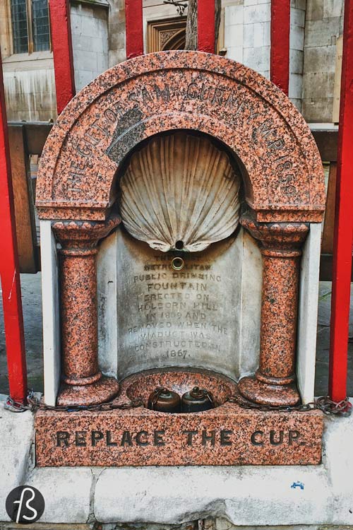 I never thought about the mass appeal of a public drinking fountain. But I live in Berlin in the 21st century, and I don’t need to think about cholera and other diseases. But London was not like this in the 19th century. The life of the poorer classes was a nightmare back then. If you wanted to drink water, you couldn’t open the tap in your kitchen. Most people didn’t have access to water in their homes, so the alternative was to go to the Thames River and get some from there. But the Thames was so dirty that it wasn’t considered clean water anymore. The river was essentially an open sewer in the middle of London, filled with chemicals from the Industrial Revolution and feces from all the people living in the city. Everything was dumped in the river, without any treatment.