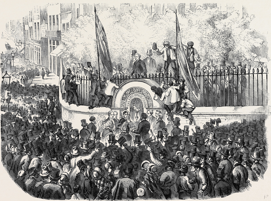 In April 21st,1859, there was an incredible moment in London. Thousands of people came to celebrate. Men came in suits and top hats, women wore their finest clothing and for what? The celebration was the opening of the first public drinking fountain, and they had Philanthropist Samuel Gurney to thank for that. He is the person that built the first fountain on Holborn Hill in the shape of granite basin, attached to the walls of the St. Sepulchre-without-Newgate Church. The design also comes with two cups attached to the fountain by chains.