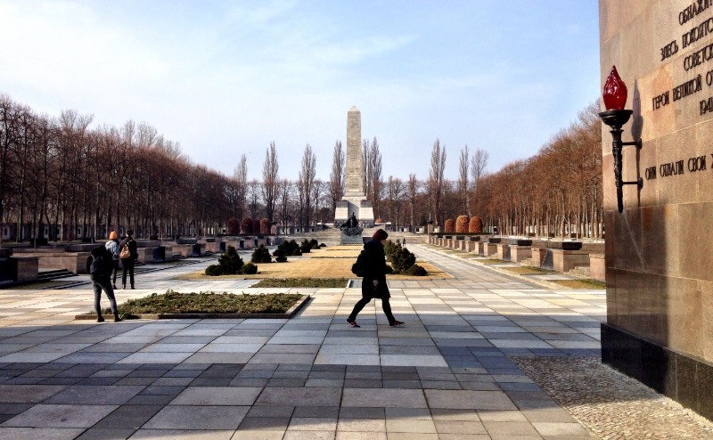 While most people will be familiar with the Soviet War Memorial at Treptow and Tiergarten, hardly any tourists find themselves visiting the Soviet War Memorial in the Schönholzer Heide. This is such a pity because the memorial is beautiful.
