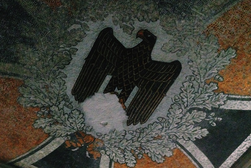 If you've seen any post about Krampnitz, know that there exists a mosaic with a Nazi eagle. According to local legend, it was preserved by the Russians and still is there. Our goal has always been to find this mosaic but, after walking on the very first day, we decided to go home and think about where this mosaic could be and how we would find him.