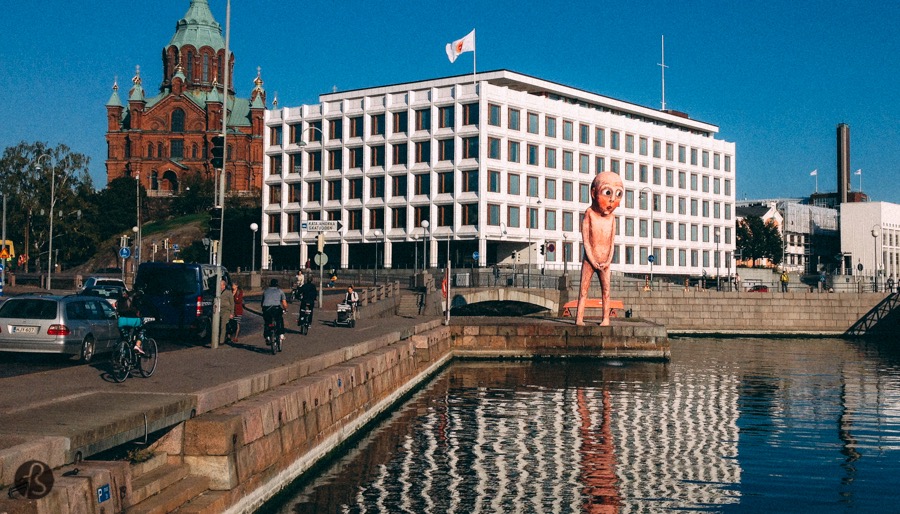 When we arrived in Helsinki in september 2014, we knew the city would show its weird side right away. It always happens to us when we travel. Maybe, we attract this kind of things but still don’t know why we attracted a huge pissing statue like the one we found on Helsinki’s harbor. Peeing in public is something our mothers didn’t want us to do. Sometimes it happens but we always hide somewhere so nobody can see what we are doing. But this statue is not hidden at all. It sits in the middle of Helsinki’s harbor next to where you catch the ferries to travel around the islands. Everywhere you look, you are going to see it. But, what is that?
