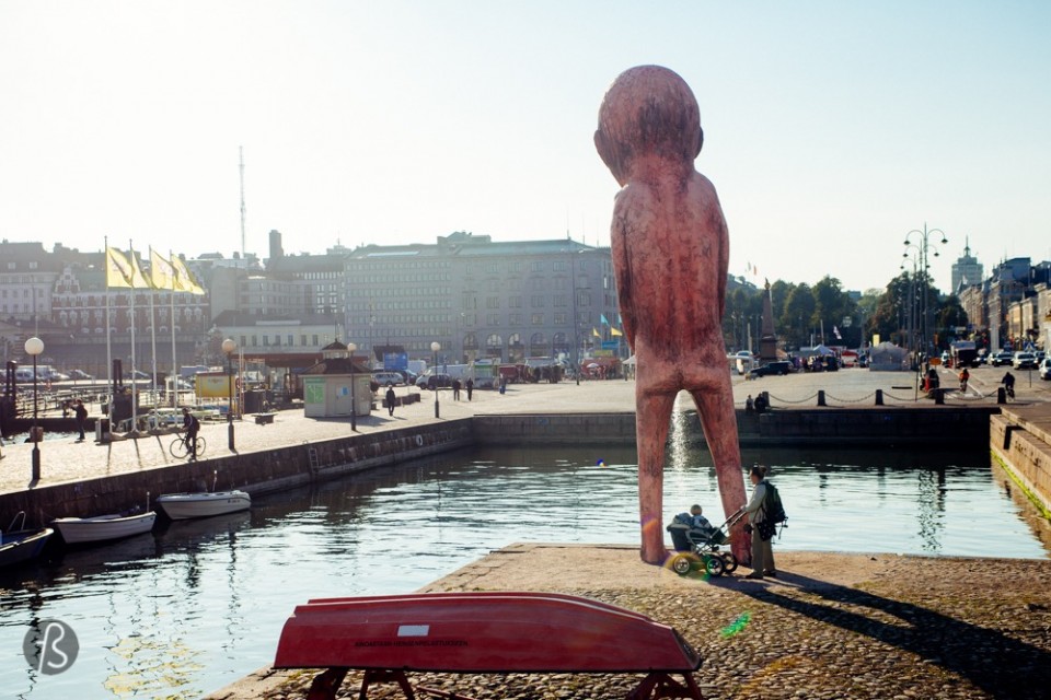 When we arrived in Helsinki in september 2014, we knew the city would show its weird side right away. It always happens to us when we travel. Maybe, we attract this kind of things but still don’t know why we attracted a huge pissing statue like the one we found on Helsinki’s harbor. Peeing in public is something our mothers didn’t want us to do. Sometimes it happens but we always hide somewhere so nobody can see what we are doing. But this statue is not hidden at all. It sits in the middle of Helsinki’s harbor next to where you catch the ferries to travel around the islands. Everywhere you look, you are going to see it. But, what is that?