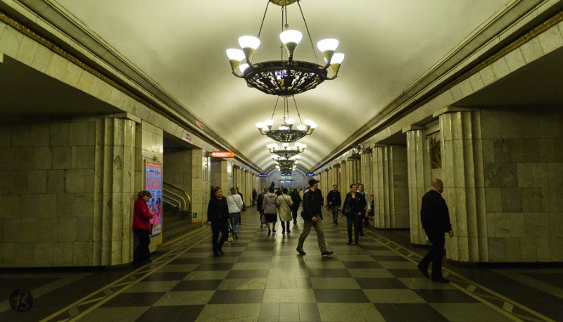 The St Petersburg Metro is one of the most beautiful underground railway system we ever had the pleasure of visiting. First opened in 1955, the metro of Saint Petersburg in Russia is one of the busiest in the world with five subway lines, 67 stations, over 3.000 trains and 2.5 million passengers a day. We did visited the St Petersburg Metro when we visited Russia in May and we took pictures of everything.