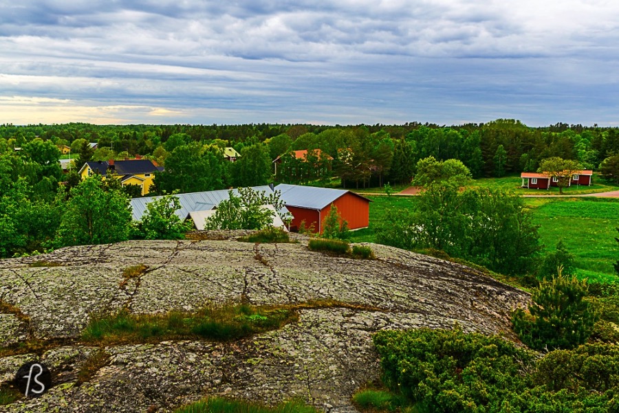 Lappo is an island in the southern part of Brändö, Åland easternmost municipality. A little more than 30 people call this island home during the entire year and you can see on the empty streets we cycled around. Lappo covers something like 8 square kilometers and a big part of it is dedicated to the only Frisbee Golf Course in Åland. We went to Lappo to play but it didn’t go as well as we thought it would be.