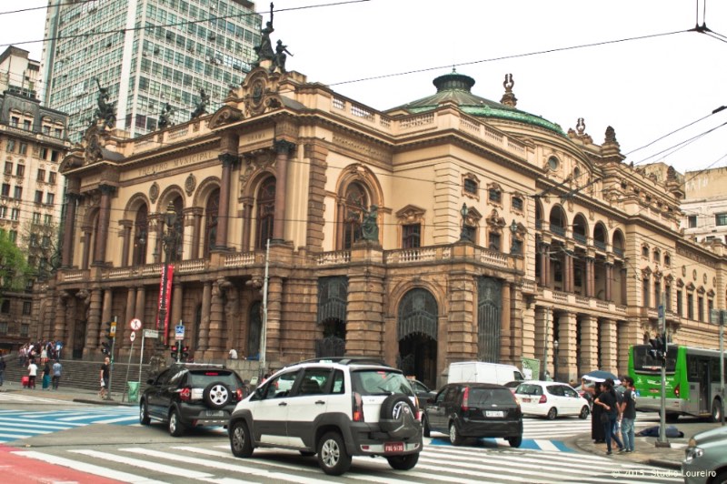 what to do in Sao Paulo - In 1911 the Theatro Municipal had its opening before a crowd with more than 20.000 people, all to see the arrival of the famous and distinguished guests.