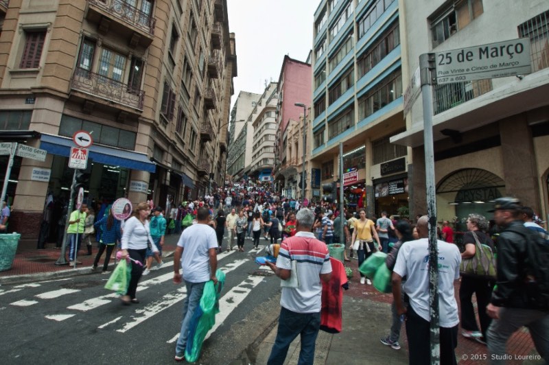 Considered the biggest shopping mall in Latin America and being one of the busiest retail of São Paulo, the '25th March Street' it’s a patience exercise for everyone who wants to set foot there. More than 400.00 persons cross it every day.