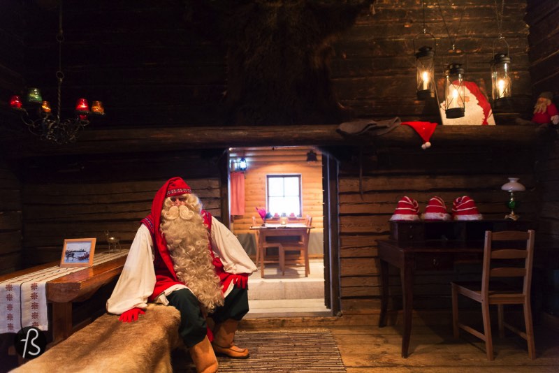 On our last day in Finland, back in january 2015, we visited Santa's Cottage in Espoo and it was exactly what the child inside us needed to see! But, some of you may be asking yourselves, how did you manage to visit Santa Claus in Espoo? Why was he in the south of Finland? Don’t worry, we are going to explain everythin