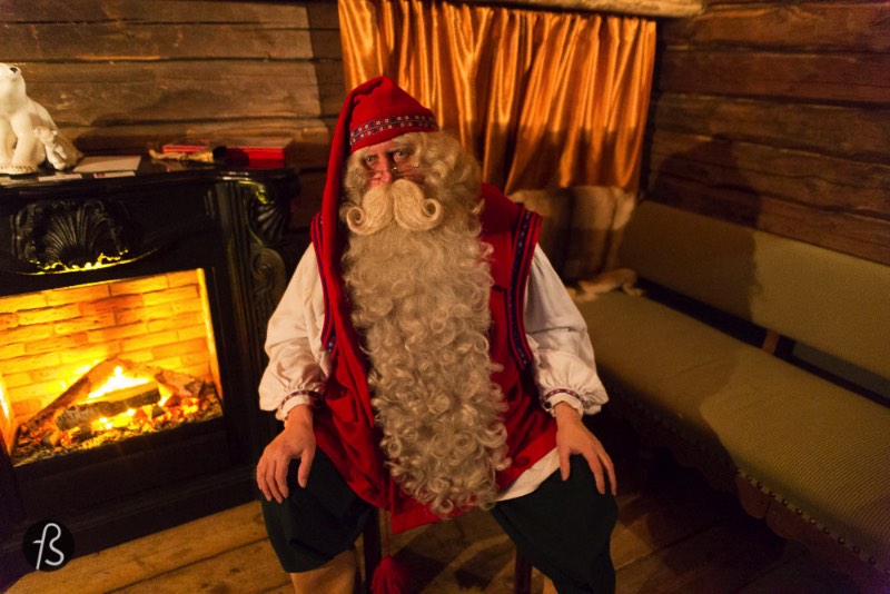 On our last day in Finland, back in january 2015, we visited Santa's Cottage in Espoo and it was exactly what the child inside us needed to see! But, some of you may be asking yourselves, how did you manage to visit Santa Claus in Espoo? Why was he in the south of Finland? Don’t worry, we are going to explain everythin