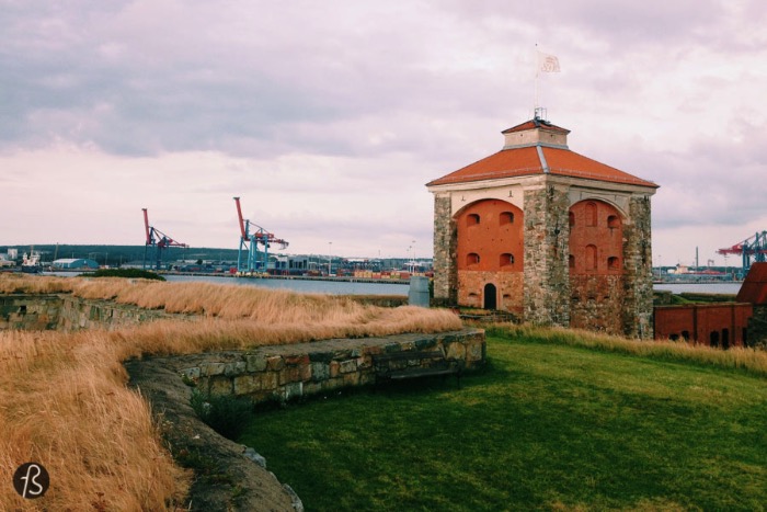 The first time we visited Sweden, we also visited Älvsborg Fortress in Gothenburg. This large fortress is located, strategically, in Göta River since it was built to protect what was then the only access Sweden had to the North Sea and the Atlantic Ocean. But the fortress we visited isn’t the first one built to protect what would become Gothenburg later.