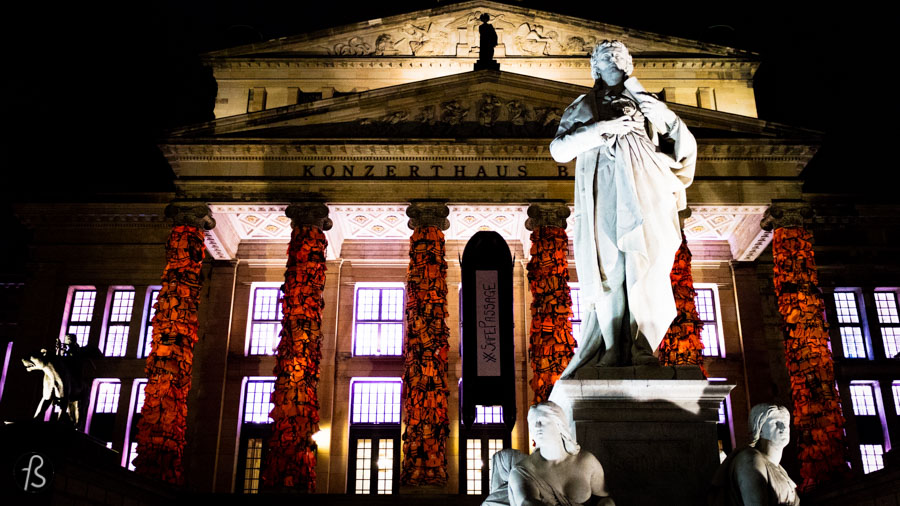 If you were around Gendarmenmarkt a few days ago, you saw something quite spectacular. World-renowned chinese artist Ai Weiwei turned the columns of Konzerthaus Berlin into something different. Thousands of orange life vests covered the columns turning them into pillars for the refugees that are arriving every day in the greek island of Lesbos.