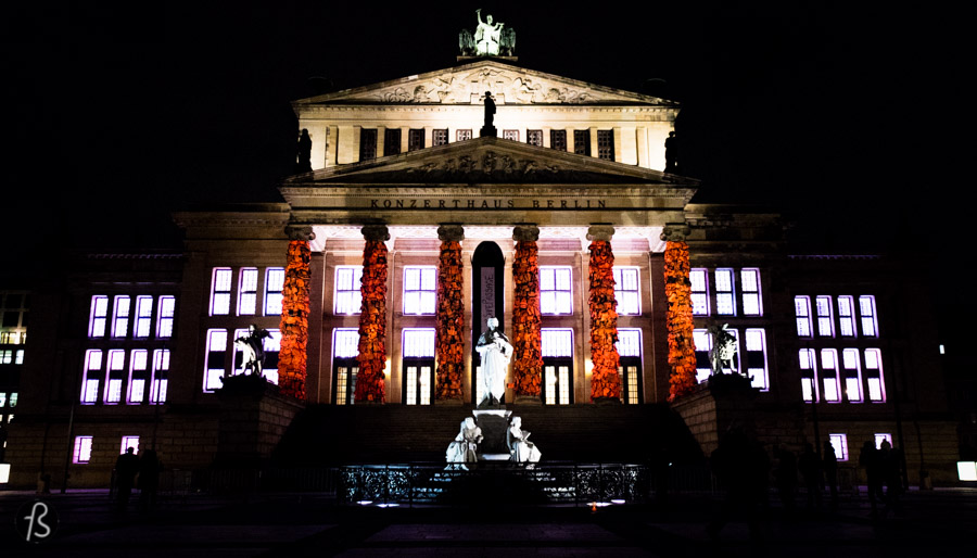 If you were around Gendarmenmarkt a few days ago, you saw something quite spectacular. World-renowned chinese artist Ai Weiwei turned the columns of Konzerthaus Berlin into something different. Thousands of orange life vests covered the columns turning them into pillars for the refugees that are arriving every day in the greek island of Lesbos.