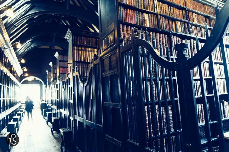 Most people don't know, but the city of Manchester, a great name when we're talking about England's music history, is also where the communism "started". Chetham's Library was the place where the radical Karl Marx and the industrialist Engels began the research for the Communist Manifesto, back in 1845.