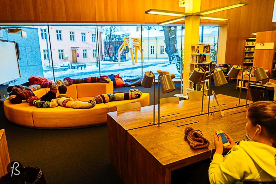 A Visit to Turku's Library Like I said before, this is the coolest library we've seen so far. It is where Finnish design and art meet books and learning activities. The place offers free internet, tons of sculptures, books in English, Finnish and many other languages, really cool toys for kids to be entertained for hours and hours, a relaxed and comfortable place for you to enjoy the cold blueish winter and its contrast with the warm and yellowish inside. This library has enormous windows and it is designed to look big, simple and with a lot of space.