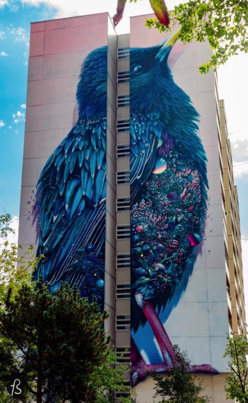 The painting is more the 40 meters high and depicts a large blue bird whose chest ir ornate with a dense patchwork of jewels and plants and seem to shine like crazy. There are so many details in this piece that you need to get closer to it to enjoy it it fully. The closer you can get the better. So, take your bike there soon!