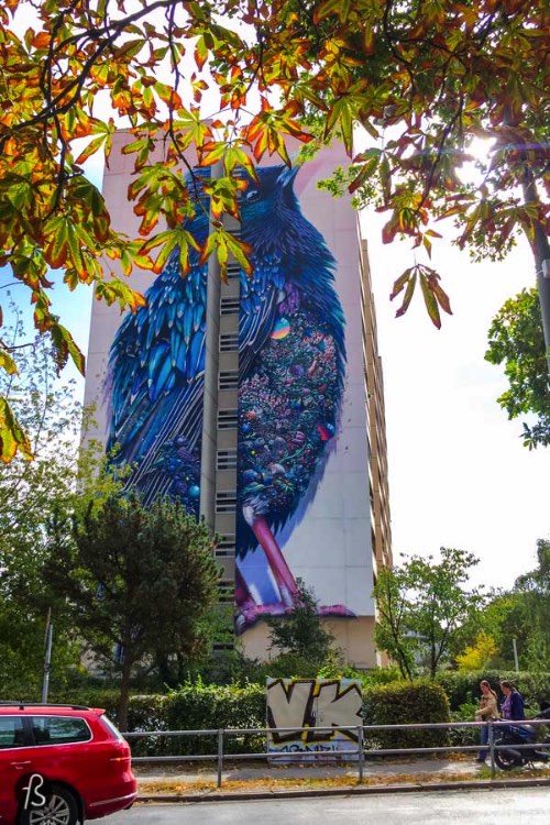 The painting is more the 40 meters high and depicts a large blue bird whose chest ir ornate with a dense patchwork of jewels and plants and seem to shine like crazy. There are so many details in this piece that you need to get closer to it to enjoy it it fully. The closer you can get the better. So, take your bike there soon!