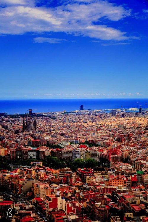 If you want to see Barcelona from the most scenic view ever, you have to find your way into the Bunkers del Carmel. Believe us here and the pictures below, this place is so amazing that you won’t even bother the hills you have to walk to get there. 