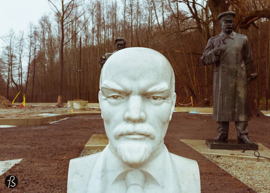 But still, Lenin’s head was staring at me the entire rainy morning that I was there with Evo Terra, my partner in crime for the Soviet Statue Graveyard. And Lenin wasn’t alone there. There were, at least, four of his heads there. Some of them are still attached to a body. Some are not. Most of them were made of steel but there was even a marble one there. Behind you can see some of his former comrades. Trotsky shows his face there without his hand. Stalin is also there and it’s weird to see him there. They’re surrounded by other communist statues, with faces that I can’t recognize and without its official name tags. Maybe some of you reading this can but I can’t. Sorry.