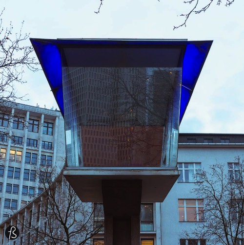 Verkehrskanzel is the last surviving traffic pulpit in Berlin. Located at Joachimsthalerplatz, this box-like building made of glass was built over 4.5 meters in height. It stands over a pavilion where there’s a sales kiosk, a public toilet and one of the entries to Kurfürstendamm U-Bahn. The construction started all the way back in 1955 but the building was, pretty much, obsolete in less than ten years. All this happened due to automation.