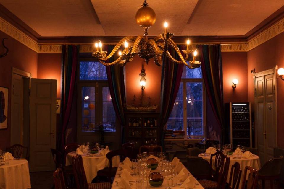 Another interesting part of Kau Manor is the restaurant Eight Legs, named after its unique porcelain octopus shaped chandelier that is hard to ignore as it stands above the room. I even heard a story that Quentin Tarantino has a similar one in his house but… Who knows for sure?