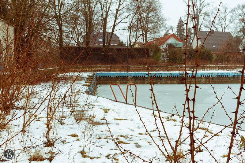 Like I said before, Freibad Wernersee closed its doors in 2002 due to a lack of parking lots, some noise complaints and the absence of water treatment there. This was never a problem in East Berlin, but a new country was too much for this pool. A water treatment plant is too expensive for the Freibad Wernersee, and it seems that nobody wants to help it with the money. Not even the Friends of the Wernerbad, an association created in 2006, could find the money. This organization was created with the goal of reaping the public pool, but they couldn’t pull it out. And it seems that the pool will be gone soon since the city already changed its status from a pool into something else so the area could be sold to an investor.