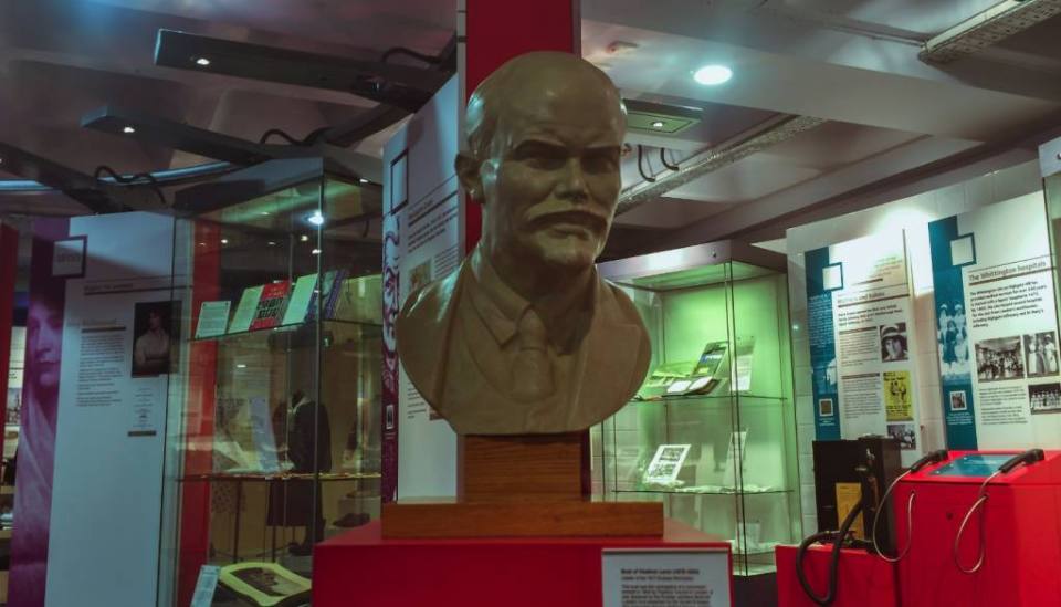 Vladimir Ilyich Ulyanov, best known to the world as Lenin, came to London six times during his life and most of the time he spent in the city was at the British Library, a place where he first got in touch with the work of Karl Marx. Not to be confused with Chetham's Library, where Karl Marx and Engels wrote the Communist Manifesto and that we also visited. Back again, during one of these six visits, back in 1902 - 1903, Lenin stayed in a house located at Holford Gardens.