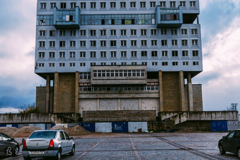 The House of Soviets is a huge brutalist building located right in the middle of Kaliningrad. There is no other construction in the city as large as this one so it can be seen from everywhere which is a stain for many Russians. Mostly because this is a failed architectural project that lays abandoned in the heart of Kaliningrad. But some people complain about the weird look of it, and some even mention that it looks too much like a buried robot since its appearance resembles the head of a buried giant robot.