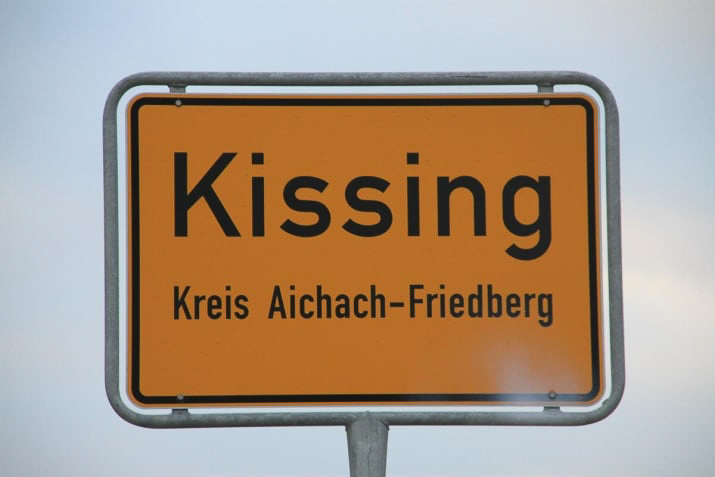 kissing germany Berlin is a great city, full of life and opportunities and by any means, this piece should not discourage you to move to Berlin. I want to point it out that Berlin can be a terrible (yet funny) place to live if you are as immature as I am. Let me explain a bit more why