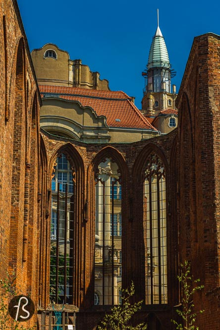 The Franziskaner-Klosterkirche started being used for cultural events in 1982 when East-Berlin sculptors started to self-organized exhibitions in the ruins of the church. From 1992 onwards, the Förderverein Klosterruine e. V. Took care of the organization and, by 2016, the responsibility was transferred to the Berlin District Office. Today, events are happening in the church, and it’s always interesting to pass by and see what beautiful objects can be seen in there.