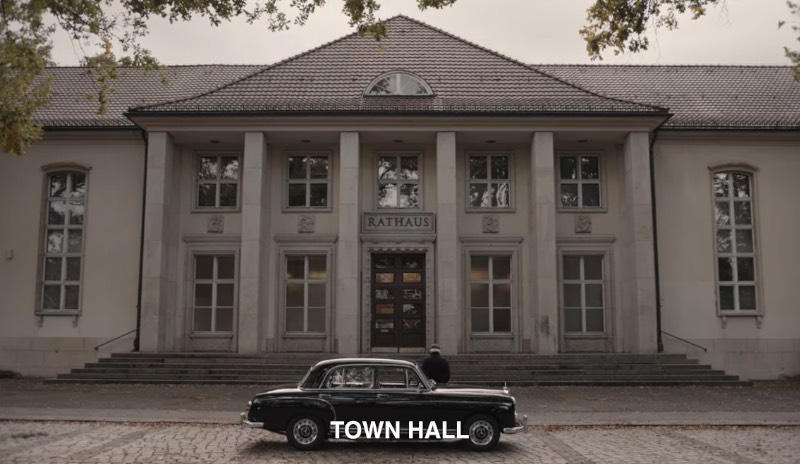 As in any other city, Winden has a town hall. In German, it's called Rathaus, and you can see it clearly over the main door whenever the location appears on the screen in Dark. 