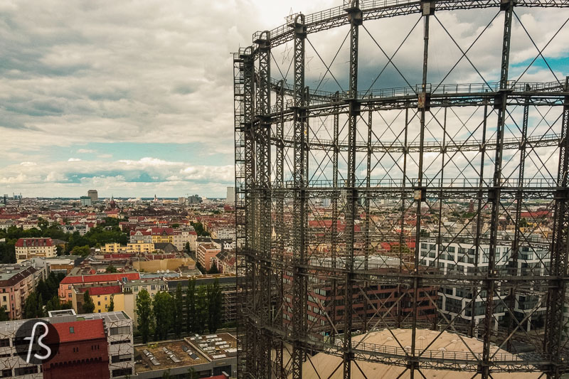 The 360º view from the Schöneberg Gasometer is exciting. It allows you to observe a part of Berlin that isn't covered in tall buildings. From there, you can clearly see the Rathaus Schöneberg, where Kennedy gave the speech made famous by "Ich bin ein Berliner." On the other side, you can see the buildings around Potsdamer Platz and the Sony Center, Alexanderplatz and the TV Tower, and the vast Tempelhofer Feld. In the distance, you can see Teufelsberg alone on a hill.