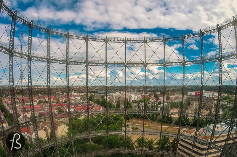 The 360º view from the Schöneberg Gasometer is exciting. It allows you to observe a part of Berlin that isn't covered in tall buildings. From there, you can clearly see the Rathaus Schöneberg, where Kennedy gave the speech made famous by "Ich bin ein Berliner." On the other side, you can see the buildings around Potsdamer Platz and the Sony Center, Alexanderplatz and the TV Tower, and the vast Tempelhofer Feld. In the distance, you can see Teufelsberg alone on a hill.