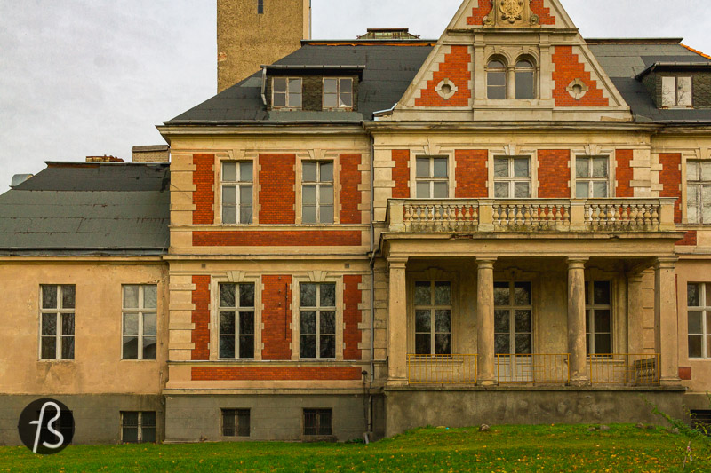 One of the core places in the series is the orphanage where a young Beth, played by Isla Johnston, learns how to play chess in the basement with the custodian. Also, this is where she gets addicted to some green pills. Most of the scenes in the first episodes were shot at the Schloss Schulzendorf, but some CGI turned the location into something a little different, based on the photos you can see here.