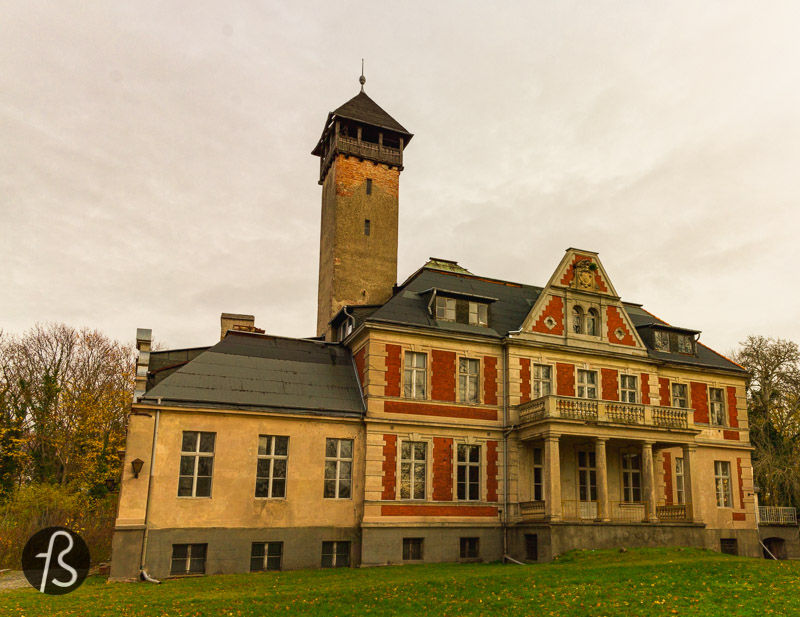 While researching about the Schloss Schulzendorf, we found out that this historical place is way more interesting than we expected. If you came here just for Queen's Gambit Locations, you might want to go straight to the map at the end of the article. Now, we are going to talk about the history of the Schloss Schulzendorf.