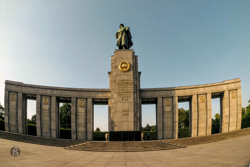 During the infamous Battle of Berlin, in the last few weeks of the Second World War, it's estimated that more than 80,000 Soviet troops died fighting to take Berlin from the Nazis. Because of this, there are three large Soviet memorials around the city. They are more than just monuments since they are also war cemeteries. In the backside of it, between 2,000 and 2,500 soviet soldiers were laid to rest.
