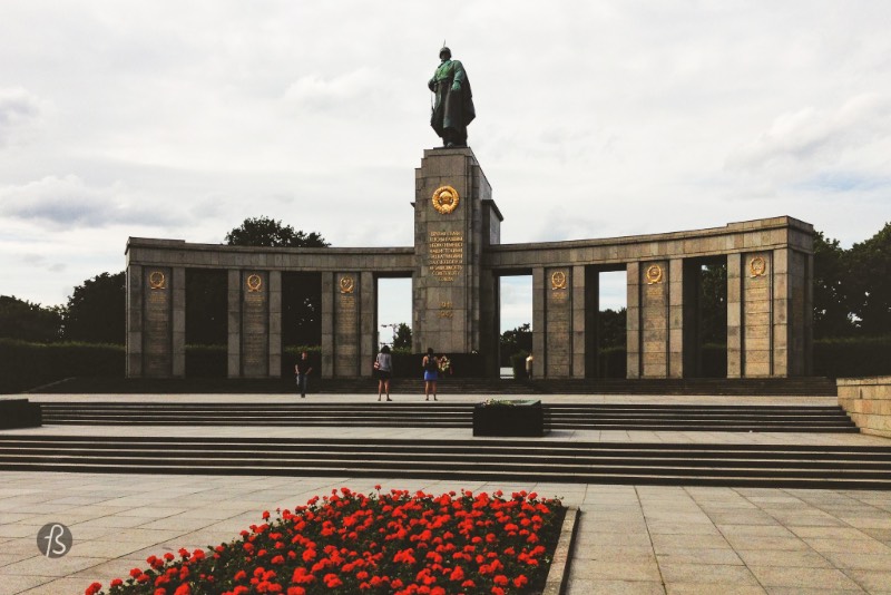 Designed by the architect Mikhail Gorvits, the center of the memorial is an eight-meter-tall statue of a Soviet soldier standing up with his rifle over his shoulder in a position representing the end of a battle. His left hand above the graves of the soldiers that rest there.