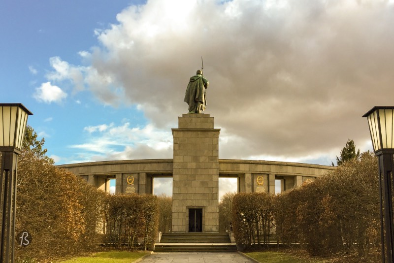Even though this is a Soviet memorial, it was located in the British sector of the divided Berlin during the Cold War. After the Berlin Wall was erected, back in 1961, the monument was seen by some as a sign of provocation from the Soviet Union and communism. Soviet honor guards were sent from East Berlin to protect the memorial and stand to watch there. In 1970, a neo-nazi called Ekkehard Weil shot and wounded one of the Soviet guards in a right-wing terror attack.