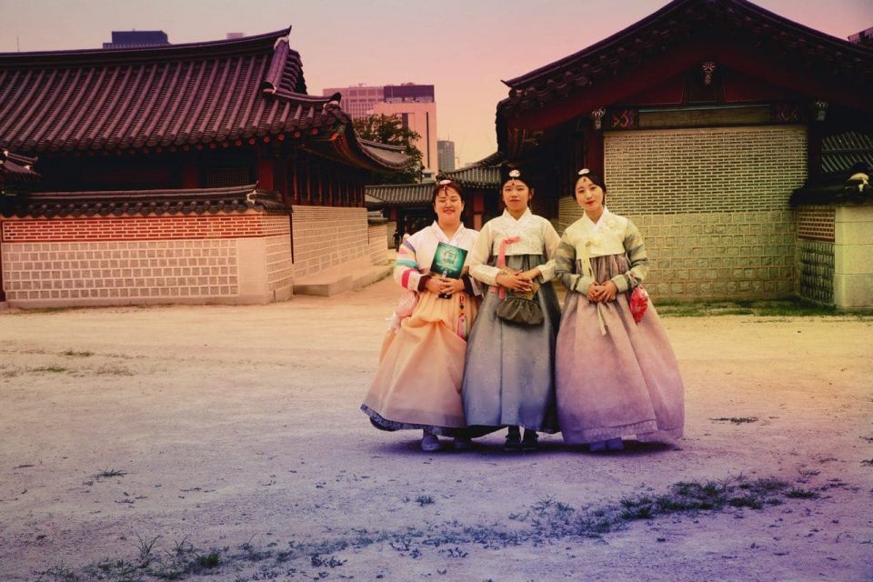 ladies wearing the hanbok at Gyeongbokgung