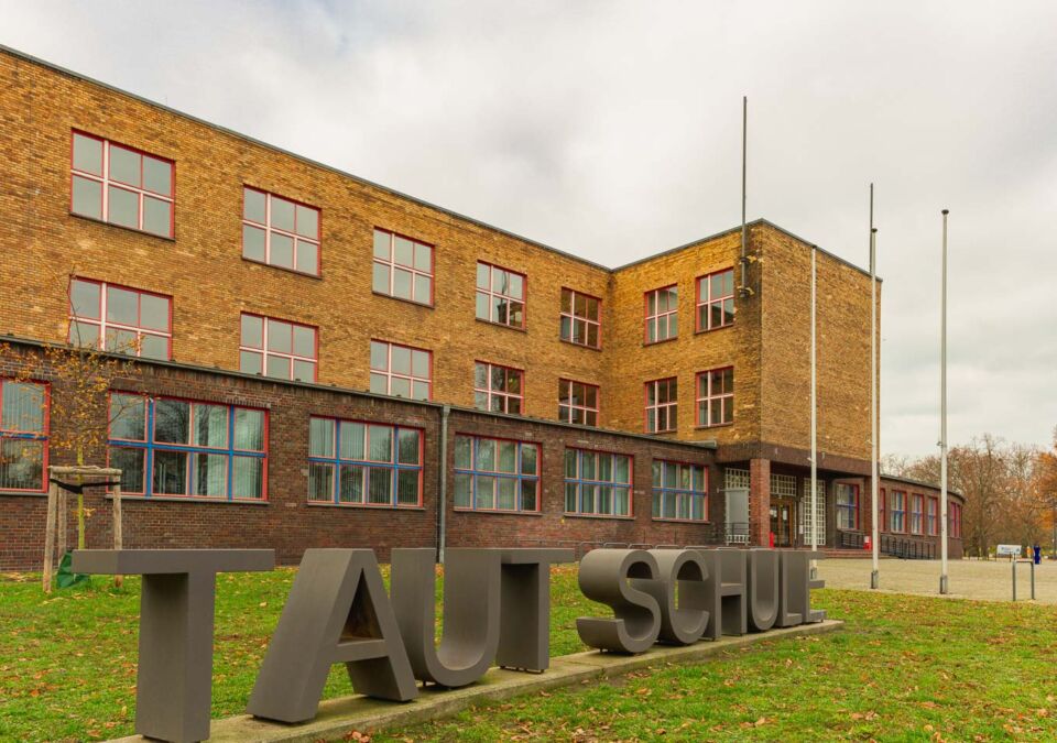 This is the Max Taut School in Berlin-Rummelsburg, and it was once the largest school complex in Germany. It was built in the 1920s as a different type of school, using modern architectural concepts. Nowadays, this school is part of the many buildings that show how modernism was presented in Berlin’s architecture.