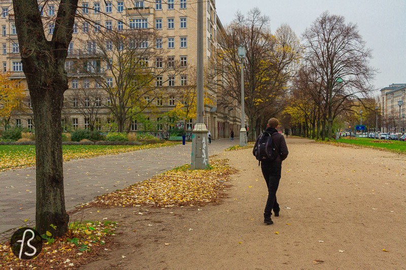 One of the last episode highlights is when Beth takes a stroll around the Moscow streets and meets with some people playing chess. At the Moscow hotel, this scene was shot on Karl-Marx-Allee, and we managed to go there and find the exact same spot where the series was filmed.