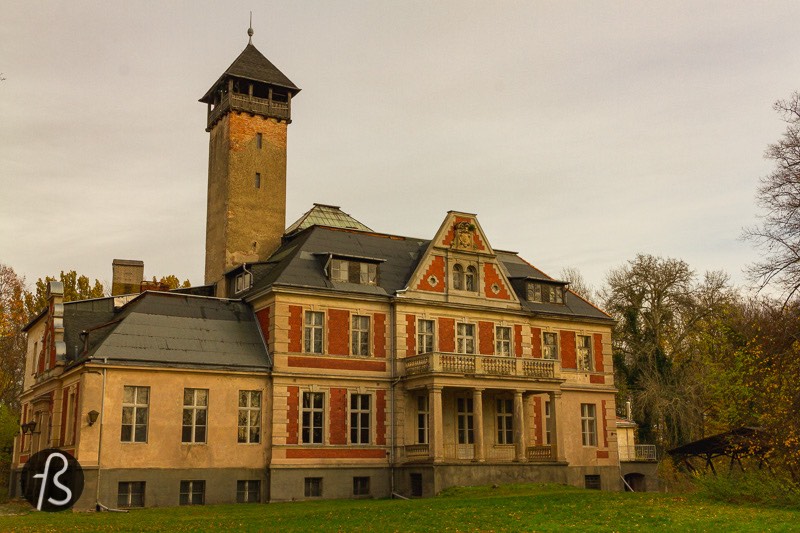 The real Methuen Orphanage isn’t an orphanage at all. Schloss Schulzendorf can be found on Berlin’s outskirts, close to where the BER airport is. And this is the most exciting place that Queen’s Gambit brought us. 