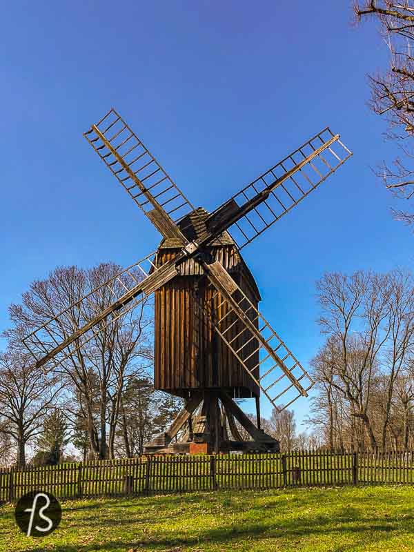 The Gatower Mühle is one of eight windmills still standing in Berlin. This one can be found in Gatow, a neighbourhood south of Spandau and across the waters from Grunewald. And since we have been looking for windmills around Berlin for a while now, we had to write something about this one.